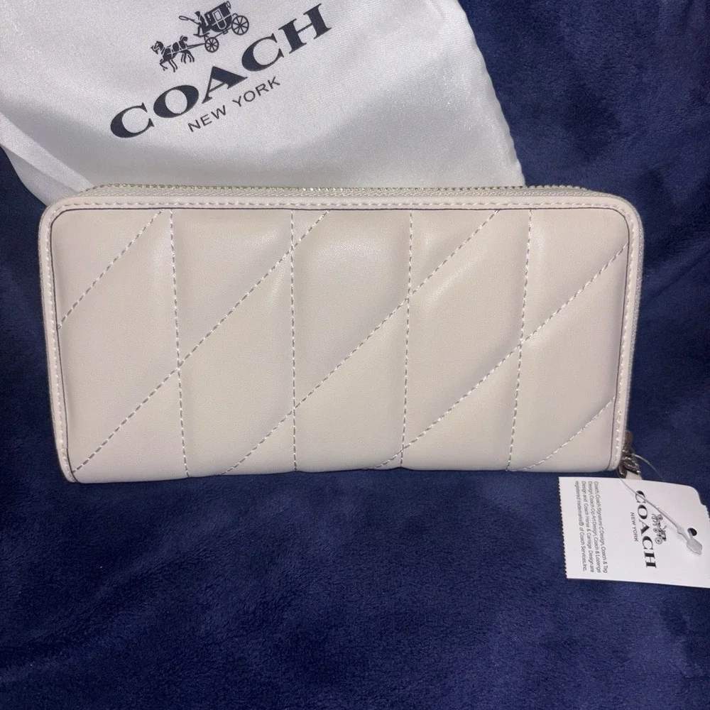 NWT COACH White Cream Pillow Quilting Long Wallet Round Zip Rare Gold Accent